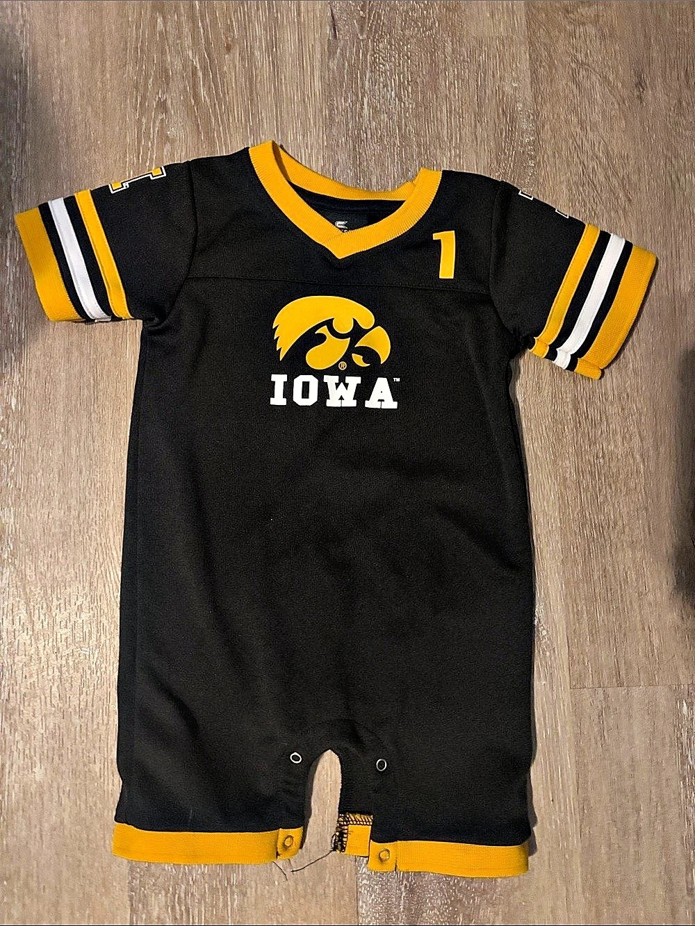 Colosseum Iowa Hawkeyes Infant Football Jersey Romper Black & Yellow 12-18M